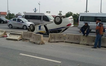 Hà Nội: Taxi tông dải phân cách, lật ngửa giữa đường