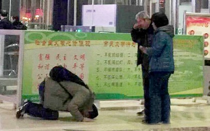 Trước ngày đi làm khai xuân, người đàn ông nghẹn ngào quỳ lạy cha mẹ già