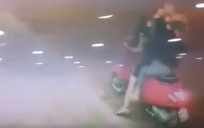 Clip: Hai thiếu nữ dừng xe trên đường để ăn trộm chậu hoa trang trí Tết