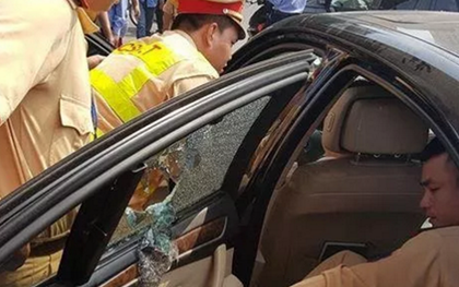 CSGT Hà Nội dùng búa phá cửa xe BMW cứu người
