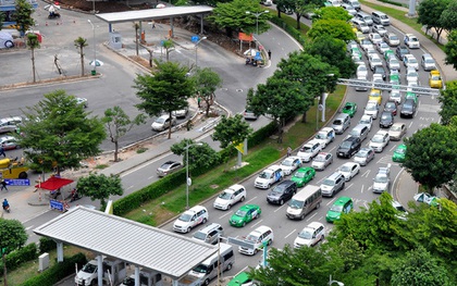 Kẹt xe nghiêm trọng ở cửa ngõ sân bay Tân Sơn Nhất vào giữa trưa