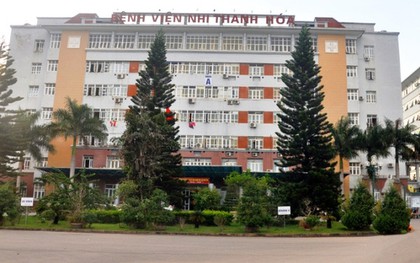 Đi chăm con, ông bố chết bốc mùi trong bệnh viện