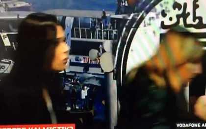 Khoảnh khắc tiếng bom nổ khiến phóng viên bỏ chạy ngay trên sóng truyền hình trực tiếp