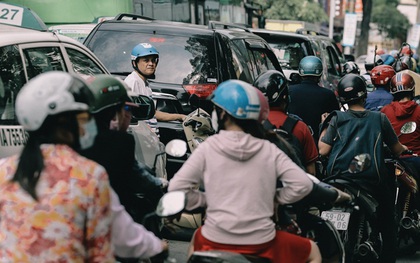 Phát "điên", ngộp thở vì cảnh giờ nào cũng kẹt xe, chỗ nào cũng kẹt xe ở Sài Gòn