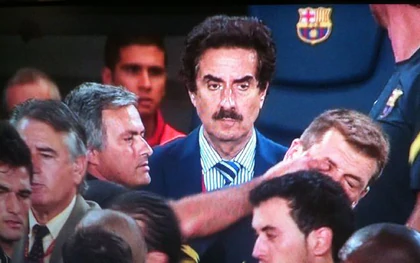 Kinh điển: Mourinho móc mắt và cái đầu lợn cho Figo