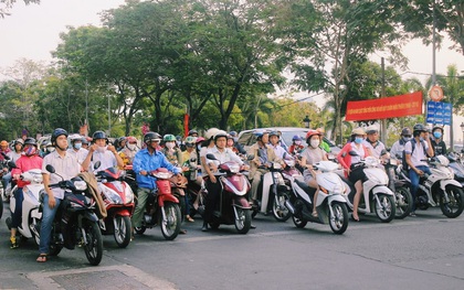 Sài Gòn trở lại nhịp sống hối hả trong ngày đi làm đầu tiên của năm mới