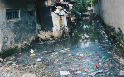 Hàng trăm hộ dân Hà Nội chịu cảnh sống chung với bể phốt lộ thiên dài hơn 3km