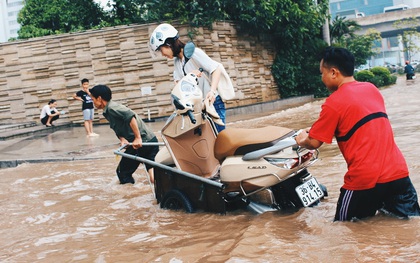 Hà Nội phố biến thành sông, dịch vụ chở xe máy qua đoạn đường ngập được dịp "hốt bạc"