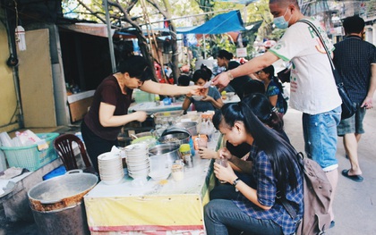 Hàng bánh đúc giá rẻ khuất trong khu tập thể cũ ở Hà Nội, đắt khách suốt 20 năm qua