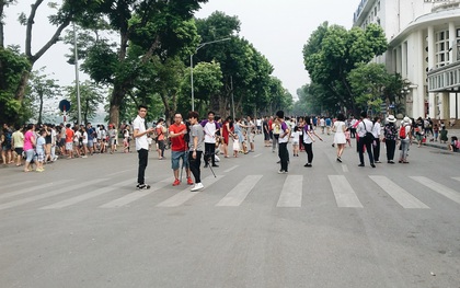 Phố đi bộ Hà Nội sạch bóng chó không rọ mõm sau ngày thành phố phát đi lệnh cấm