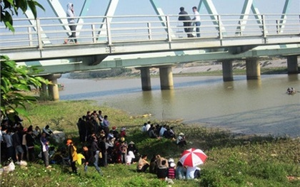 Lao xuống sông cứu thiếu nữ nhảy cầu, hai thanh niên chết thương tâm