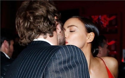 Xóa tin đồn, Irina khóa môi Bradley Cooper trước ống kính