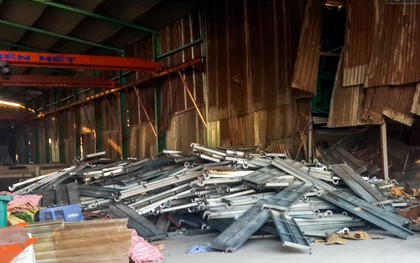 Hàng trăm giàn giáo sập đè chết 2 công nhân ở Sài Gòn