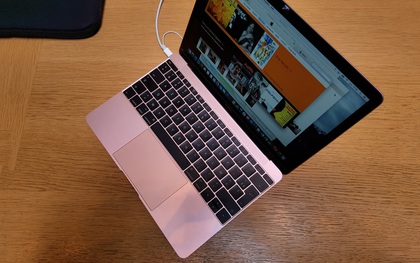 Cận cảnh chiếc MacBook màu hồng chị em nào cũng thích mê