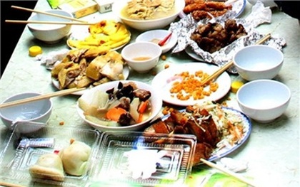 Chủ quán Nhật "tím mặt" nhìn thức ăn thừa của khách Việt