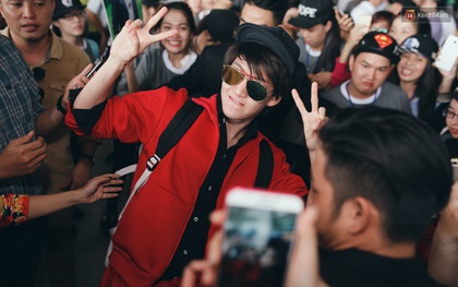 Chàng Man của "Tình yêu không có lỗi" nổi bật và cực thân thiện với fan tại sân bay Tân Sơn Nhất