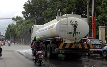 Sao Hà Nội phun nước rửa đường ngay sau mưa lớn?