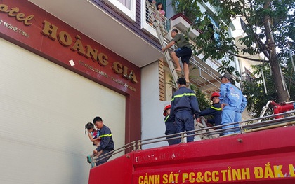 Mắc kẹt trong khách sạn, hàng chục du khách đu thang ra ngoài