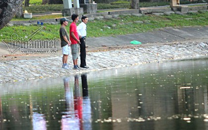 Quý ông dàn hàng ngang xả van thẳng hồ