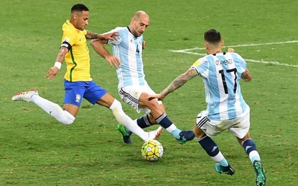 Cầu thủ Argentina “chặt chém” cũng không thể ngăn Neymar ghi bàn thắng thứ 50 cho Brazil