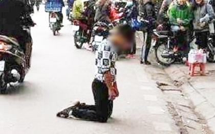 Nam thanh niên quỳ gối xin lỗi người yêu trước cổng trường đại học gây xôn xao