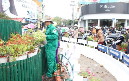 Thu dọn hoa trang trí tại bùng binh, người dân Đà Nẵng đến gom hoa về trồng