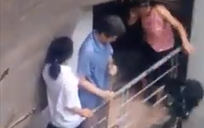 Nữ sinh gào khóc thất thanh vì bị mẹ đánh dã man và ném hết sách vở lên mái nhà