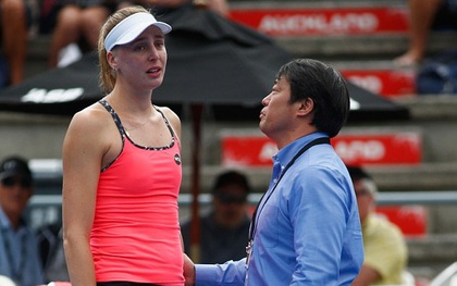 Tay vợt nữ suýt khóc vì "tố" đối thủ chơi xấu với trọng tài không thành công