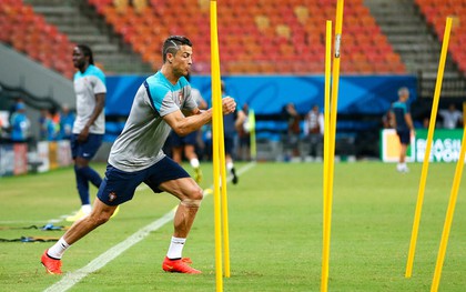 Sao bóng đá và những tuyệt chiêu rèn luyện cơ thể cực "độc"