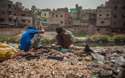 Cuộc sống mưu sinh trên bãi rác thải điện tử khổng lồ ở Seelampur, Ấn Độ