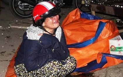 Tiểu thương chợ Hương Khê òa khóc vật vã suốt đêm vì 130 ki ốt bị thiêu rụi trong đám cháy
