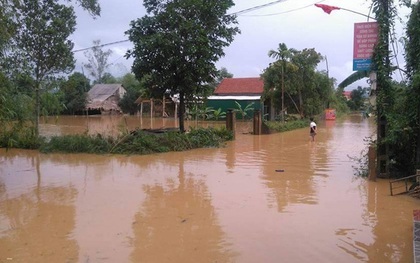 Hà Tĩnh: Lũ nhấn chìm cả trăm ngôi nhà, hàng nghìn người bị cô lập, một người bị nước cuốn mất tích