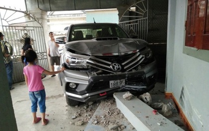 Hai bà cháu may mắn thoát nạn khi xe bán tải lao vào nhà