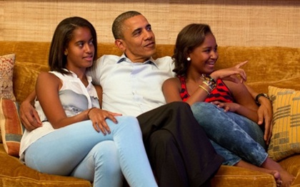 Xem những hình ảnh này mới thấy Tổng thống Obama yêu thương 2 cô con gái đến nhường nào