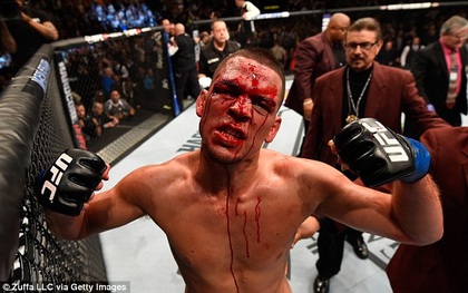 Mặt đầm đìa máu, Nate Diaz vẫn hạ knock-out "gã điên" McGregor
