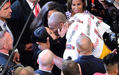 Kobe Bryant hôn vợ say đắm trong trận đấu chia tay sự nghiệp