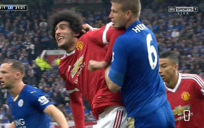 Bị túm tóc, Marouane Fellaini dùng cùi chỏ trả đũa thô thiển