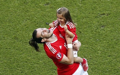 Khoảnh khắc siêu dễ thương của Gareth Bale và cô công chúa nhỏ Alba Violet