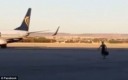 Nhỡ chuyến, hành khách lao ra đường băng chặn máy bay