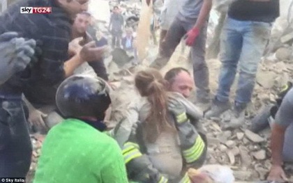 Khoảnh khắc hạnh phúc khi cô bé 10 tuổi được cứu ra khỏi đống đổ nát động đất sau 18 giờ mắc kẹt