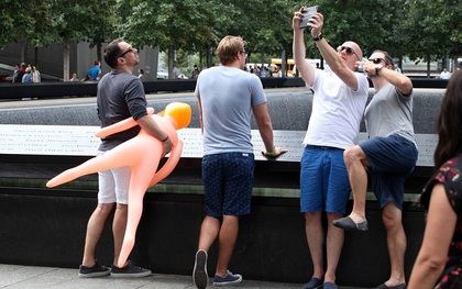 Người dân phẫn nộ trước nhóm du khách selfie cùng búp bê tình dục trước đài tưởng niệm nạn nhân 11/9