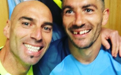 Kolarov trả giá cho chiến thắng ở trận derby bằng một chiếc... răng cửa
