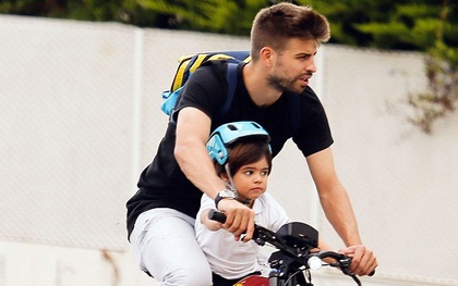 Pique giản dị đạp xe đưa con trai đi nhà trẻ