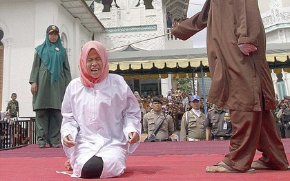 Đứng quá gần bạn trai, cô gái trẻ bị phạt đánh dã man bằng gậy giữa đám đông