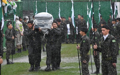 Cơn mưa nặng hạt đưa tiễn 50 thành viên Chapecoense tử nạn trong vụ máy bay rơi về với đất mẹ