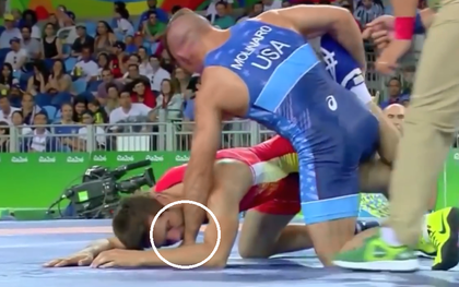 Hài hước đô vật Ukraina dùng võ "cẩu xực" tấn công đối thủ ở Olympic