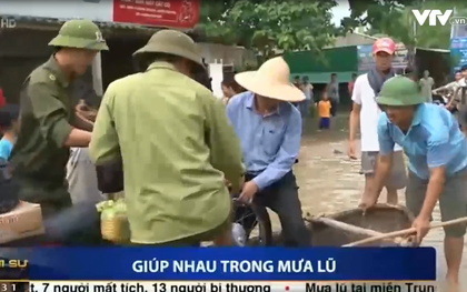 Clip: Bà con miền Trung san sẻ, giúp nhau trong mưa lũ