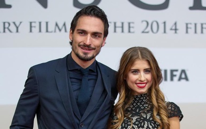 Đi lễ hội bia, bà xã siêu mẫu của "trai đẹp" Mats Hummels bị... nôn vào người