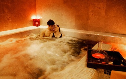 Đến nhà bạn gái "tắm uyên ương" và cái kết không được ngôn tình cho lắm