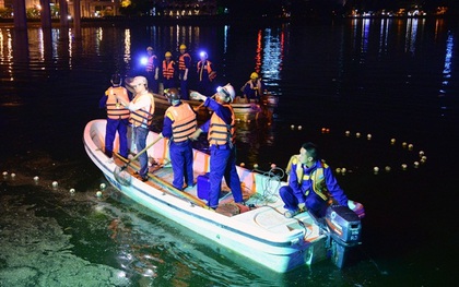 Trắng đêm xử lí tình trạng cá chết tại hồ Hoàng Cầu
